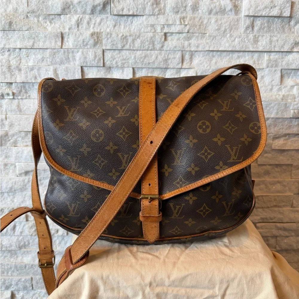 Louis Vuitton Saumur 35 in Brown Monogram - Vintage Crossbody - Picture 3 of 14